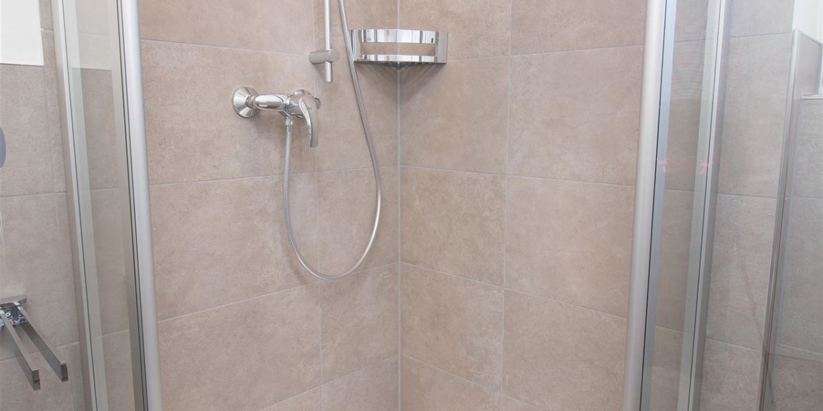 Großzügige Duschkabine im Komfort-Apartment (W2)