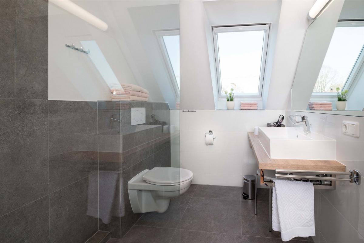 Modernes Badezimmer mit besonders hochwertiger Einrichtung in der Wohnung W4 im Gästehaus Christian-Westphal-Straße 60