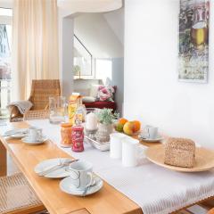 Heller Essplatz: Gedeckter Tisch im großen Wohnraum in der Wohnung W4 im Gästehaus Christian-Westphal-Straße 60