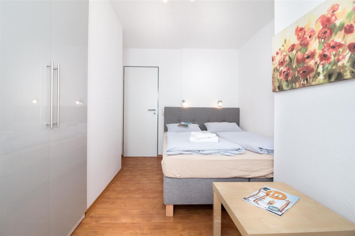 Schlafzimmer 2 mit großzügigem Kleiderschrank und Doppel-Boxspringbett in der Wohnung W4 im Gästehaus Christian-Westphal-Straße 60