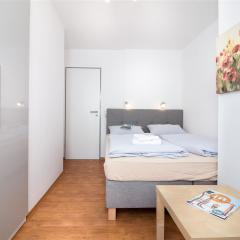 Schlafzimmer 2 mit großzügigem Kleiderschrank und Doppel-Boxspringbett in der Wohnung W4 im Gästehaus Christian-Westphal-Straße 60