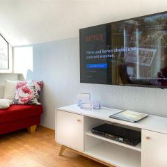 Fernseh-Ecke mit UHD Smart-TV und zugehöriger Hockerbank