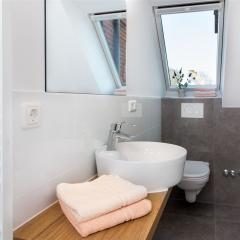 Das kleine Gäste-WC erhält viel Licht durch das Dachflächenfenster. 