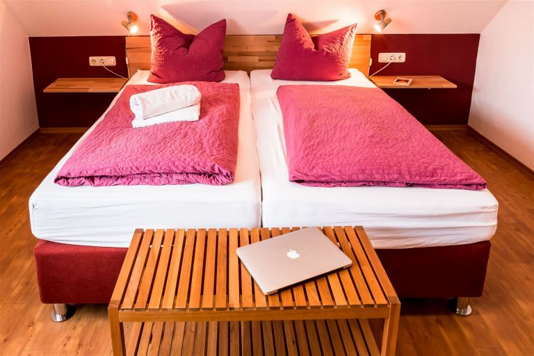 Boxspringbett im Schlafzimmer 1 (W4)