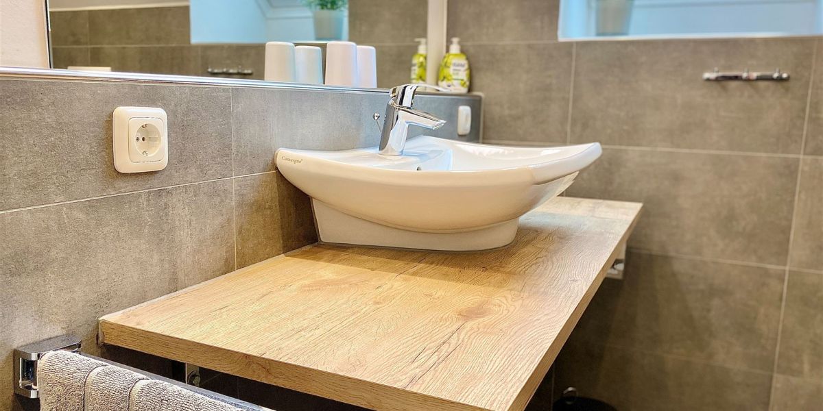 Moderne Waschtischkonsole aus Holz im edlen, hellen Badezimmer W5