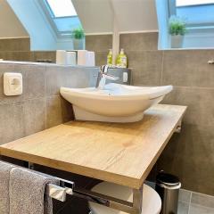 Moderne Waschtischkonsole aus Holz im edlen, hellen Badezimmer W5