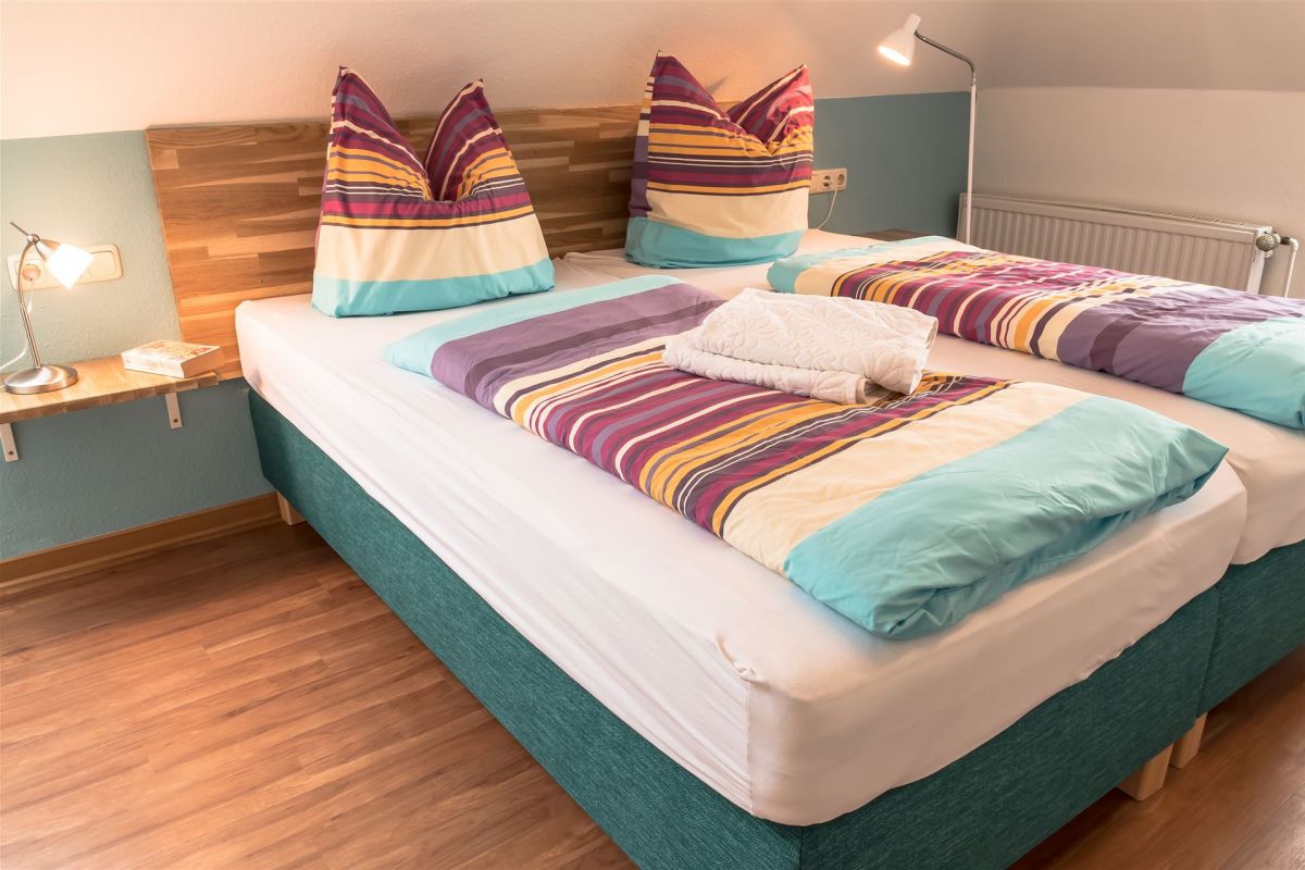 Schlafzimmer mit Boxspringbett (W6)