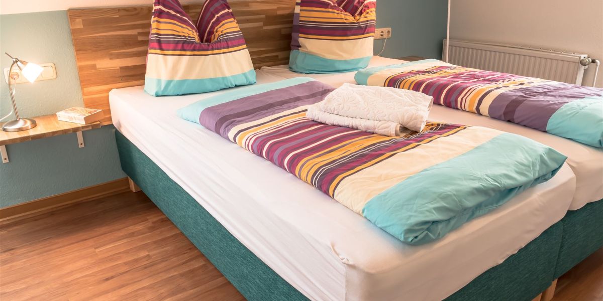 Schlafzimmer mit Boxspringbett (W6)