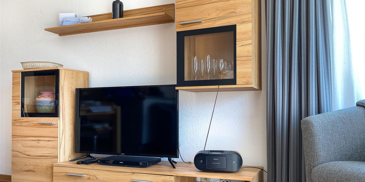 Smart-TV-Wand in Holzoptik