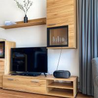 Smart-TV-Wand in Holzoptik