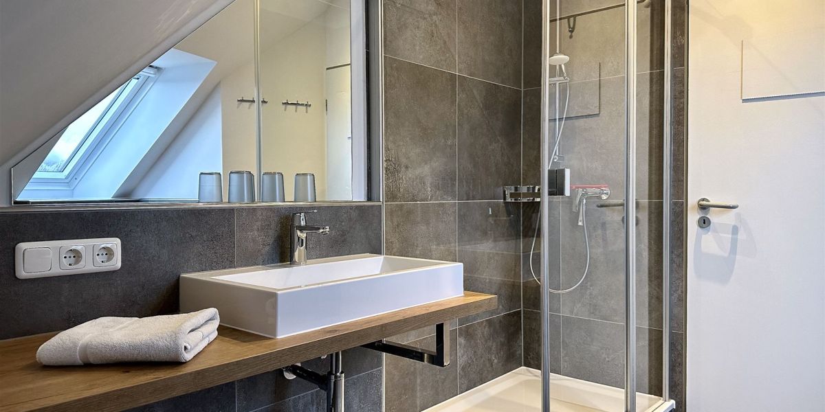 Ansprechend und geräumig: Dusch-Bad in der Wohnung W6 im Gästehaus Christian-Westphal-Straße 60