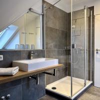 Ansprechend und geräumig: Dusch-Bad in der Wohnung W6 im Gästehaus Christian-Westphal-Straße 60