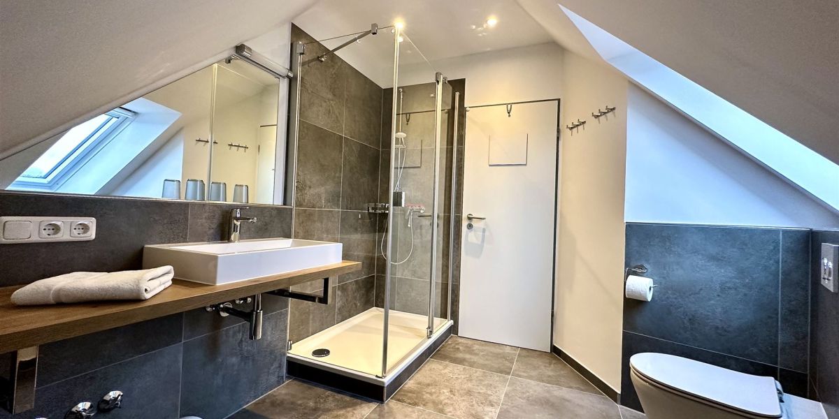 Dusch-Bad in der Wohnung W6 im Gästehaus Christian-Westphal-Straße 60