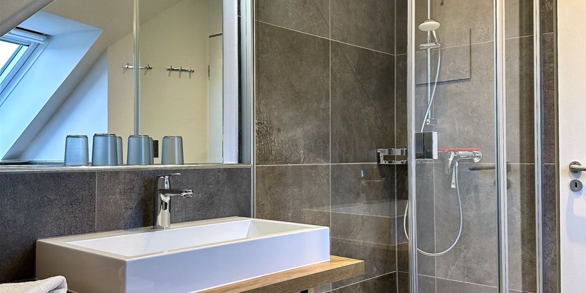 Dusch-Bad in der Wohnung W6 im Gästehaus Christian-Westphal-Straße 60