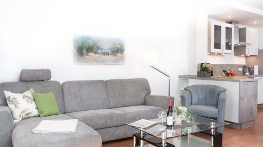 Moderne, graue Sitzecke in der Wohnung W6 im Gästehaus Christian-Westphal-Straße 60