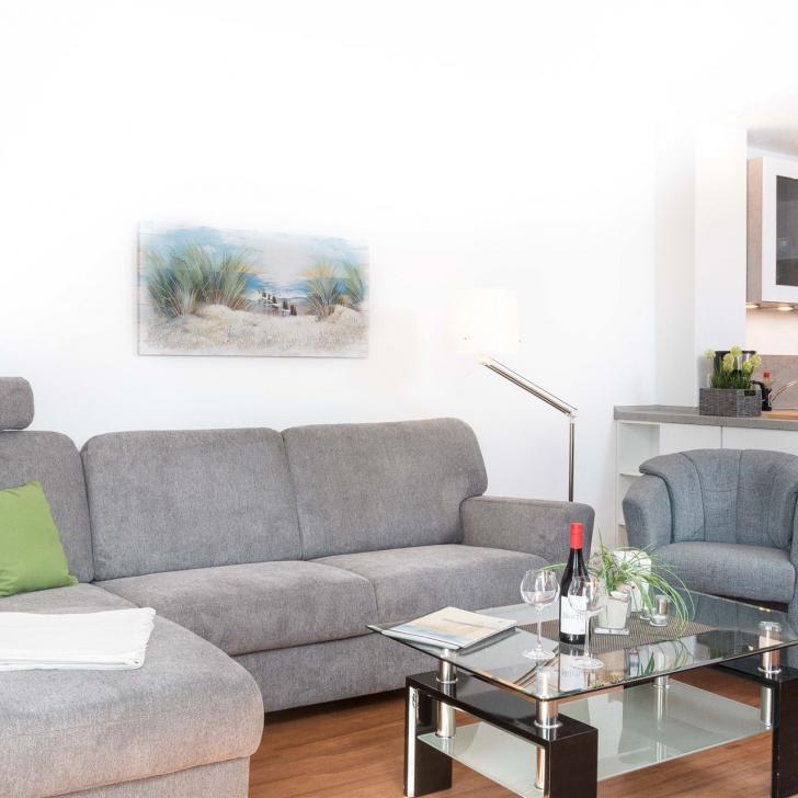 Moderne, graue Sitzecke in der Wohnung W6 im Gästehaus Christian-Westphal-Straße 60