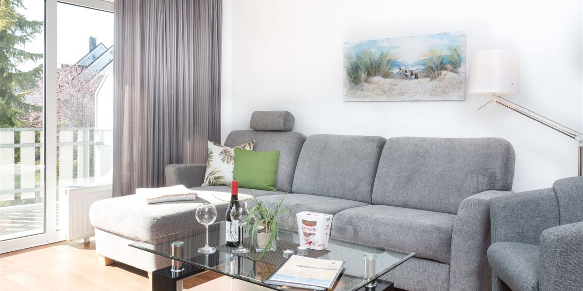 Couch-Ecke an großer Fenster-Front: Helligkeit mit Wohfühl-Garantie