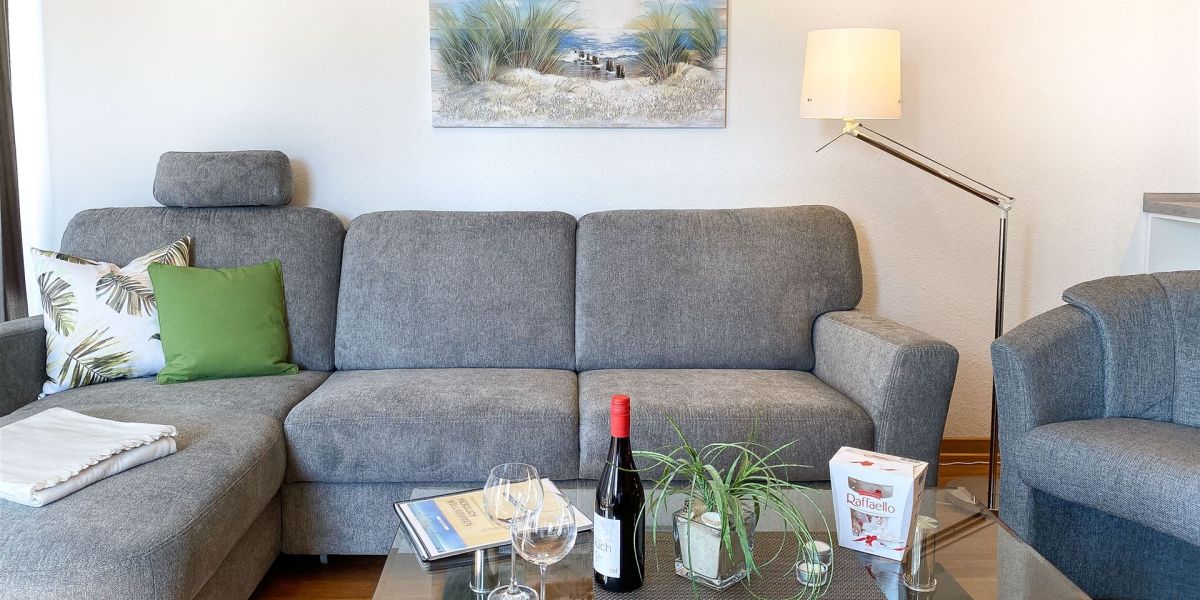 Graue Couch am Fenster