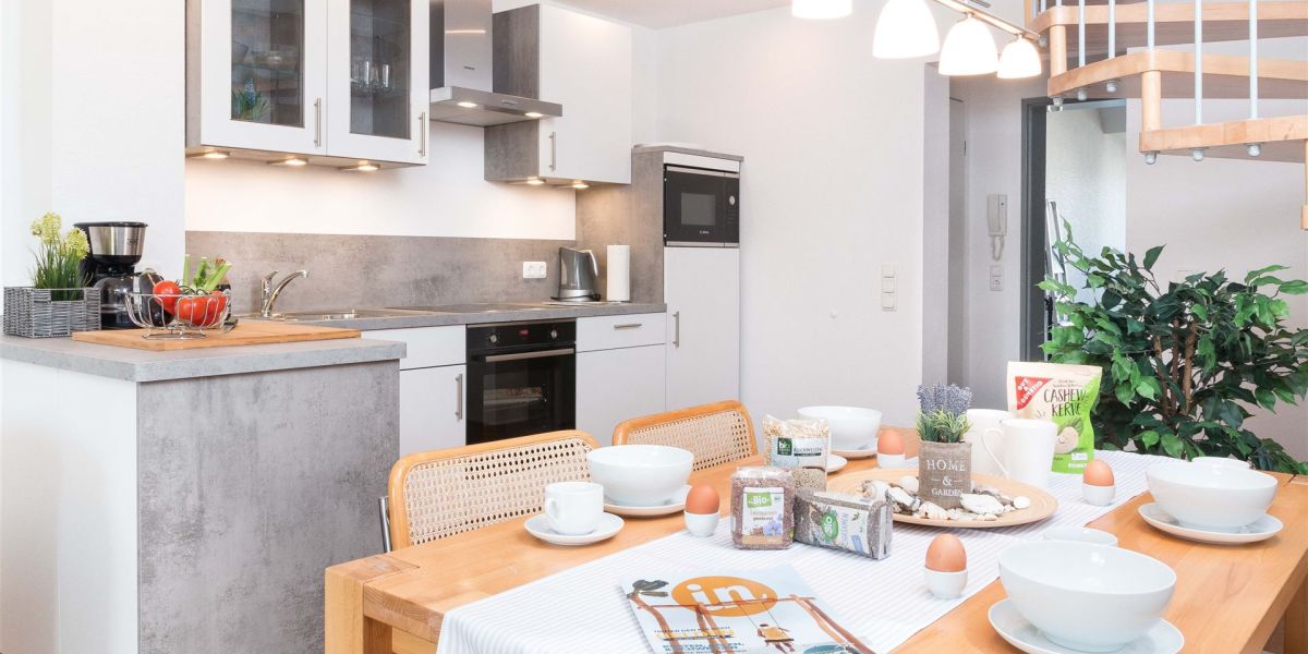 Essplatz in unmittelbarer Nähe der Küche im modernen Studio-Apartment W6