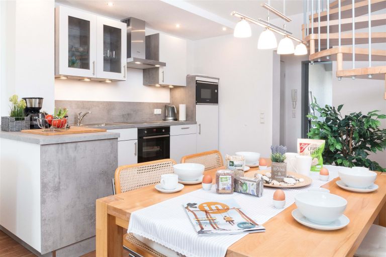 Essplatz in unmittelbarer Nähe der Küche im modernen Studio-Apartment W6