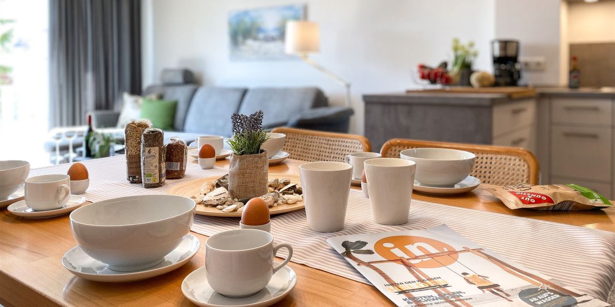 Heller, moderner Echtholztisch bietet Platz für 4 Personen 