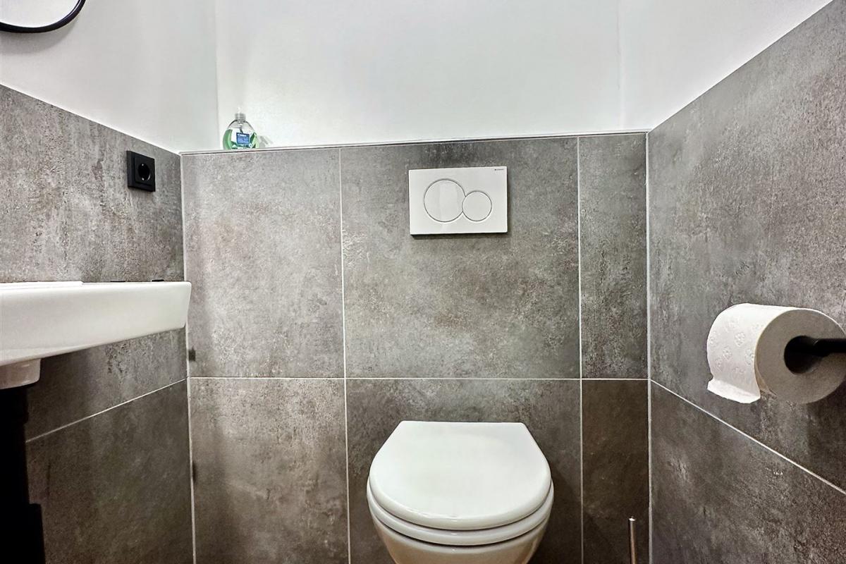 Neu gestaltet: Gäste-WC in der Wohnung W6 im Gästehaus Christian-Westphal-Straße 60