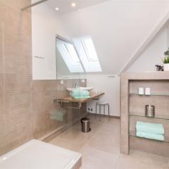 Blick in das große Dusch-Bad des Komfort-Apartments W7 im Gästehaus Christian-Westphal-Straße 60
