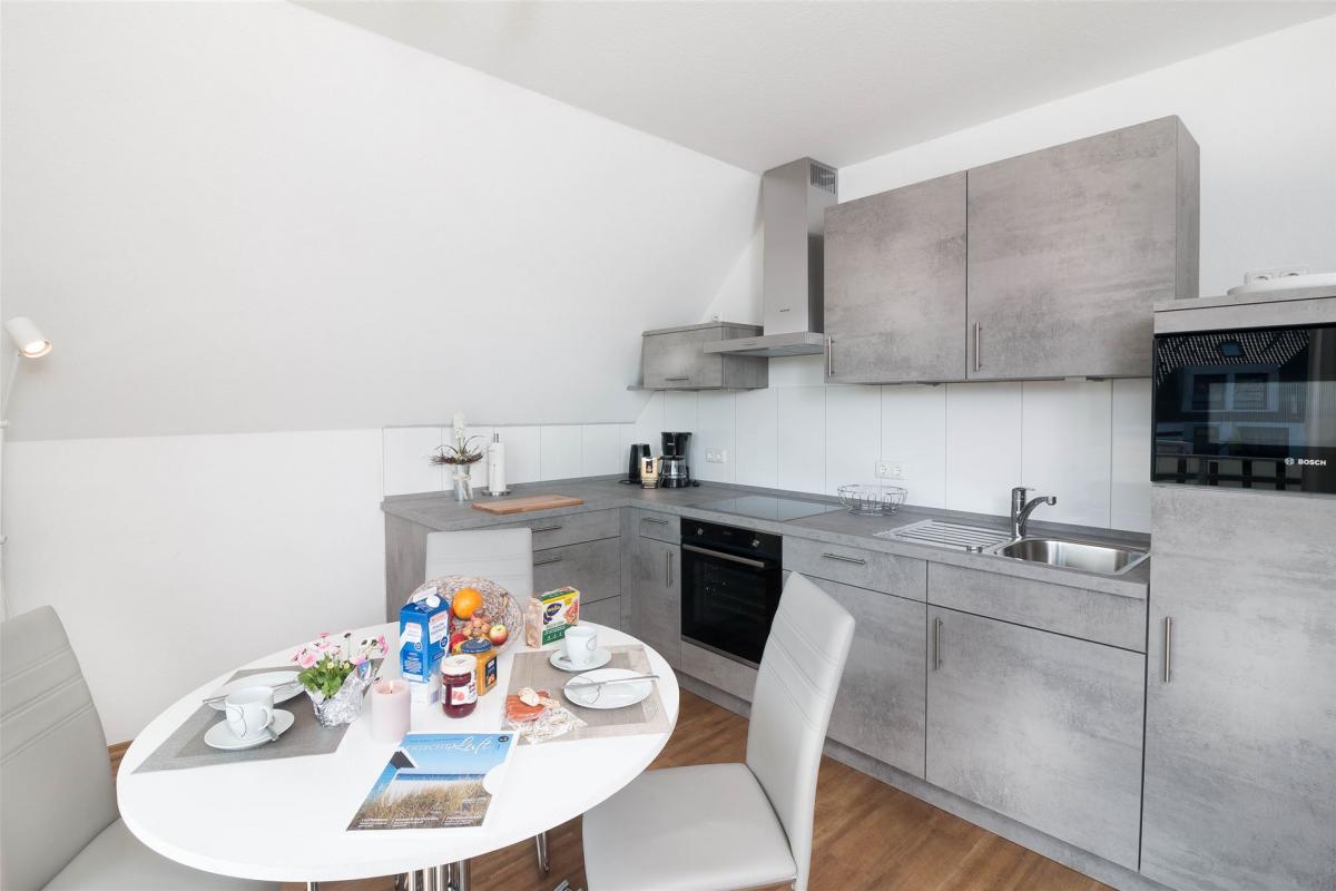Küche in Steinoptik mit Essplatz im Komfort-Apartment W7