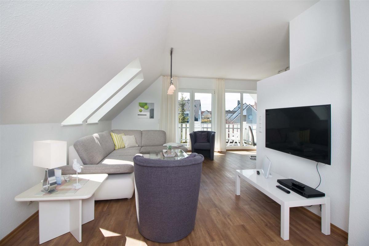 Einladende Sitzgruppe mit modernem Wand-TV im Komfort-Apartment (W7)