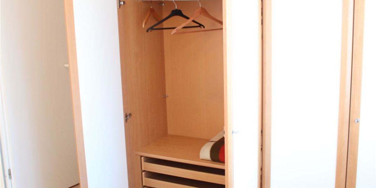 Kleiderschrank (M2)