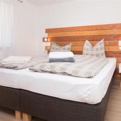 Boxspringbett mit interessantem Holz-Wandpaneel wirken sehr einladend und komfortabel (K2)