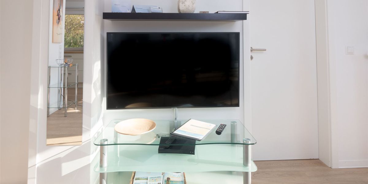 Smart-TV Wand mit Glasunterschrank im Komfort-Bungalow K2