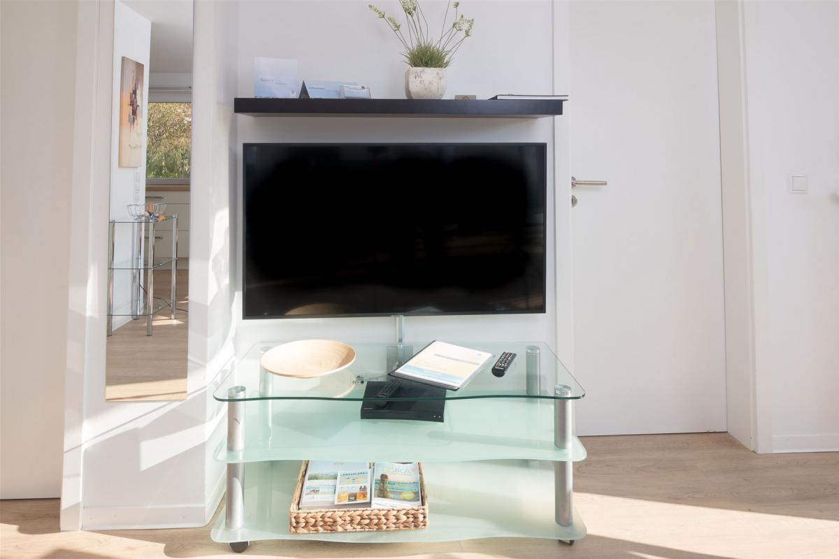 Smart-TV Wand mit Glasunterschrank im Komfort-Bungalow K2