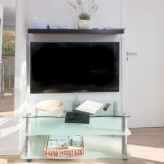 Smart-TV Wand mit Glasunterschrank im Komfort-Bungalow K2